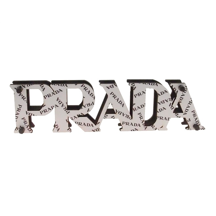 Placa Decorativa Letreiro Logo Prada MDF Cor Branco 10x30x5