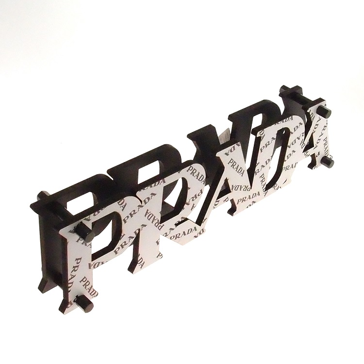Placa Decorativa Letreiro Logo Prada MDF Cor Branco 10x30x5