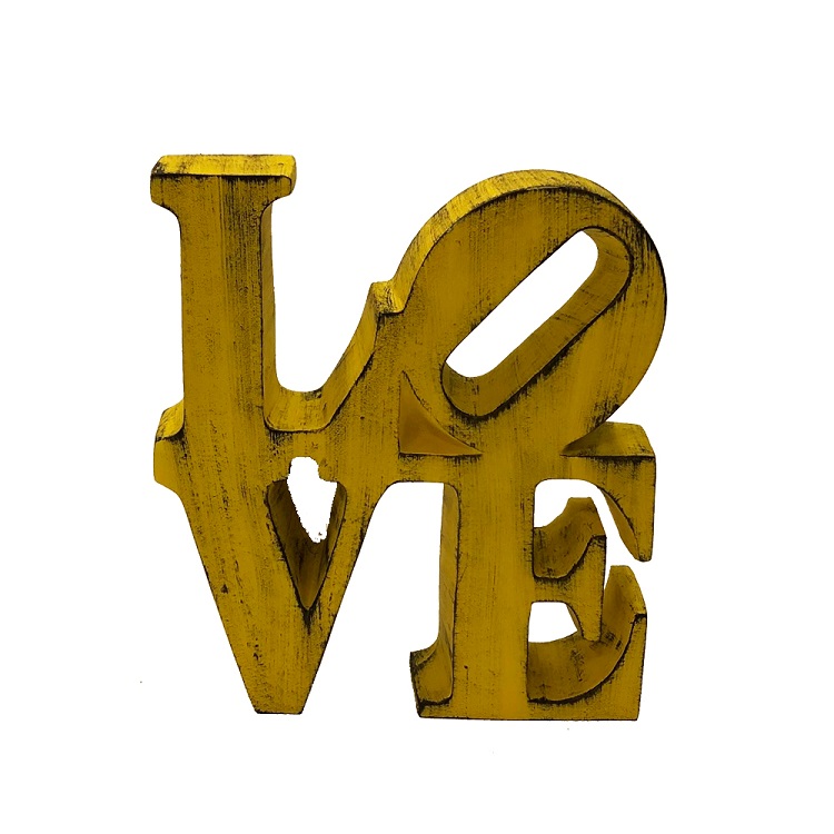 Placa Decorativa Letreiro Love em Resina 15x16x2cm Amarelo
