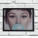 Quadro Decorativo Metal Audrey Chiclete Azul Cor Preto 30x40
