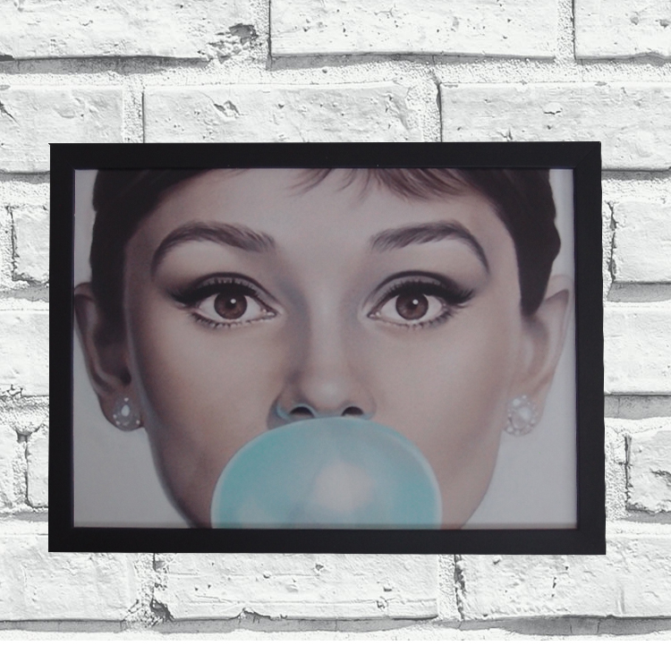 Quadro Decorativo Metal Audrey Chiclete Azul Cor Preto 30x40