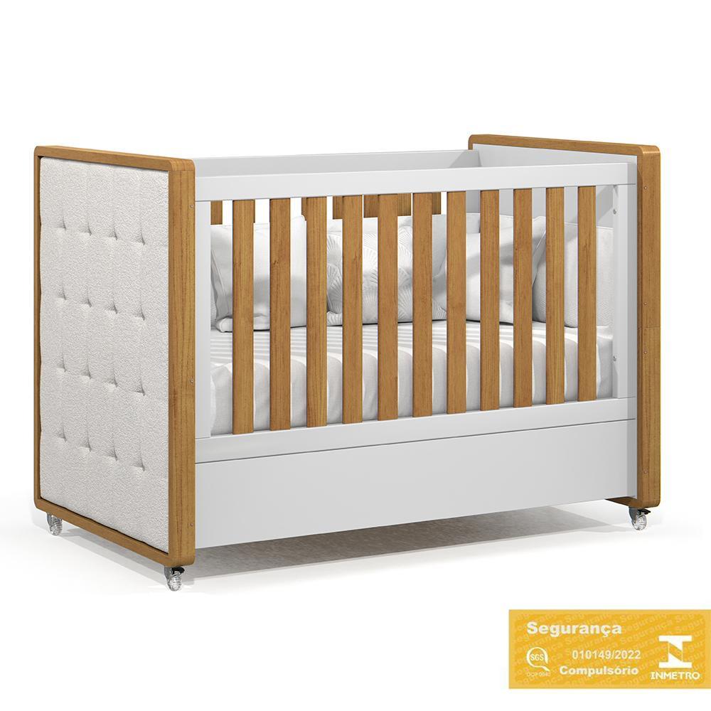 Dormitório Tutto 2 Portas, Cômoda, Berço Branco Soft/Freijó com Capitonê, Colchão Supreme e Prateleiras - Matic Móveis