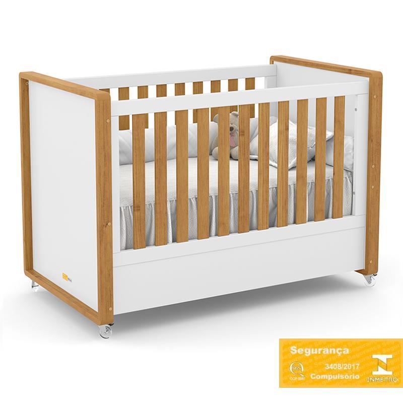 Dormitório Tutto New 2 Portas, Cômoda 1 Porta, Berço Branco Soft/Freijó com Colchão e Prateleiras - Matic Móveis  