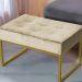 Puff Decorativo Karina Base Gold Veludo Bege - Montanaris Decor