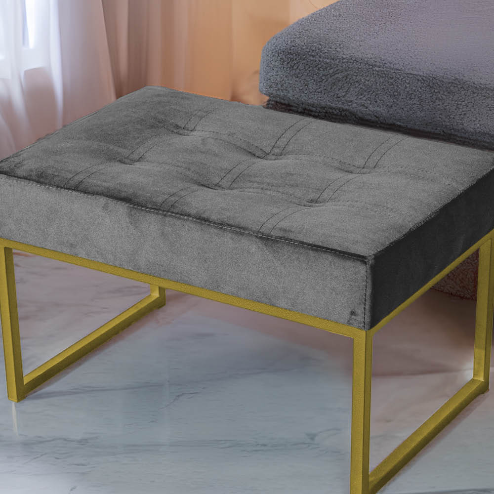 Puff Decorativo Karina Base Gold Veludo Cinza - Montanaris Decor