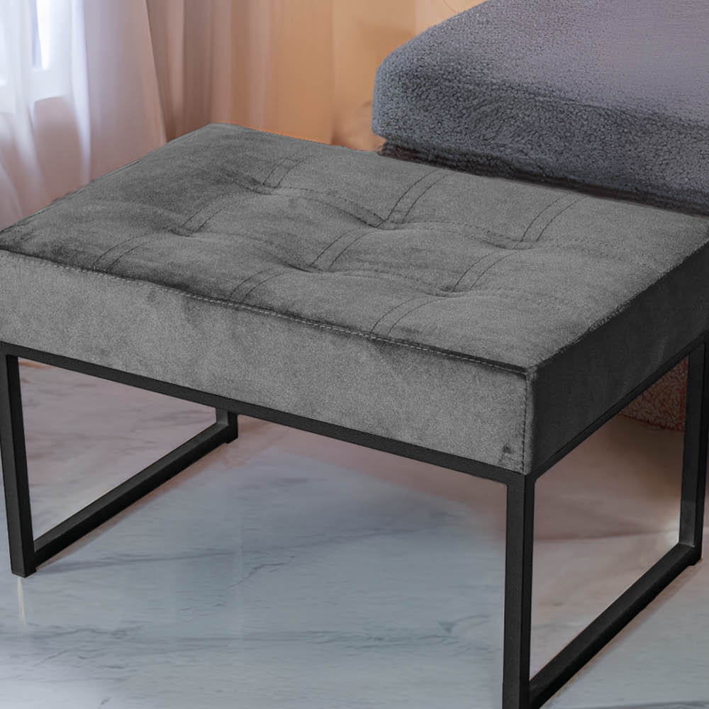 Puff Decorativo Karina Base Preta Veludo Cinza - Montanaris Decor
