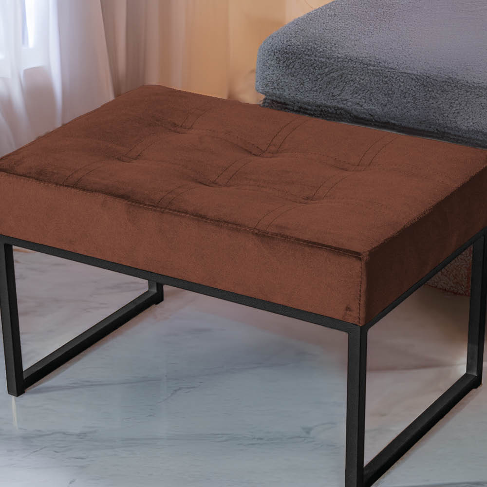 Puff Decorativo Karina Base Preta Veludo Marrom - Montanaris Decor