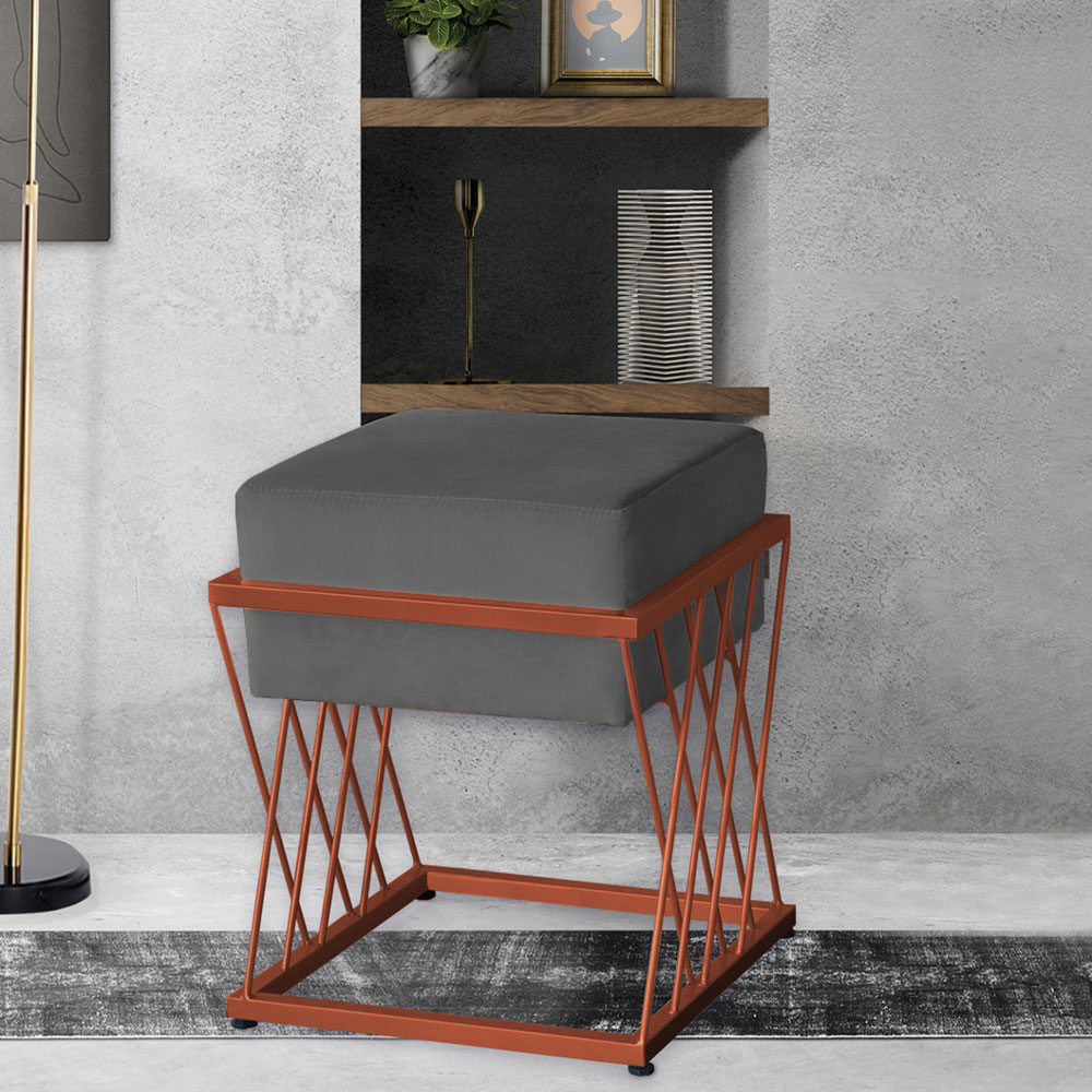 Puff Decorativo Tróia Base Bronze Veludo Cinza  - Montanaris Decor
