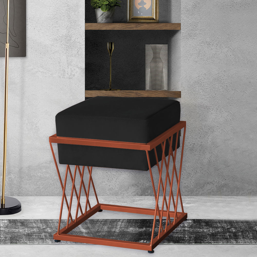 Puff Decorativo Tróia Base Bronze Veludo Preto - Montanaris Decor