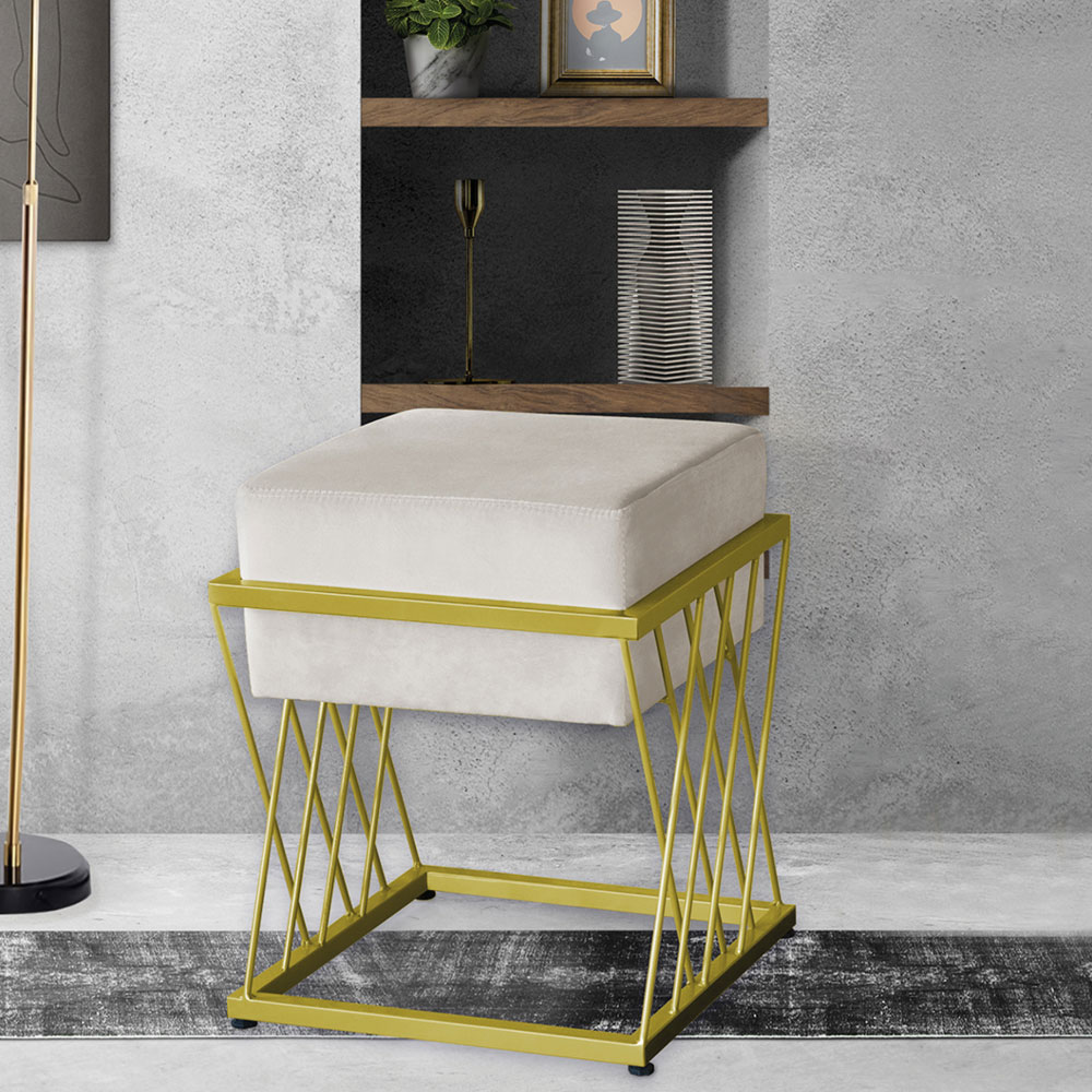 Puff Decorativo Tróia Base Gold Veludo Bege  - Montanaris Decor