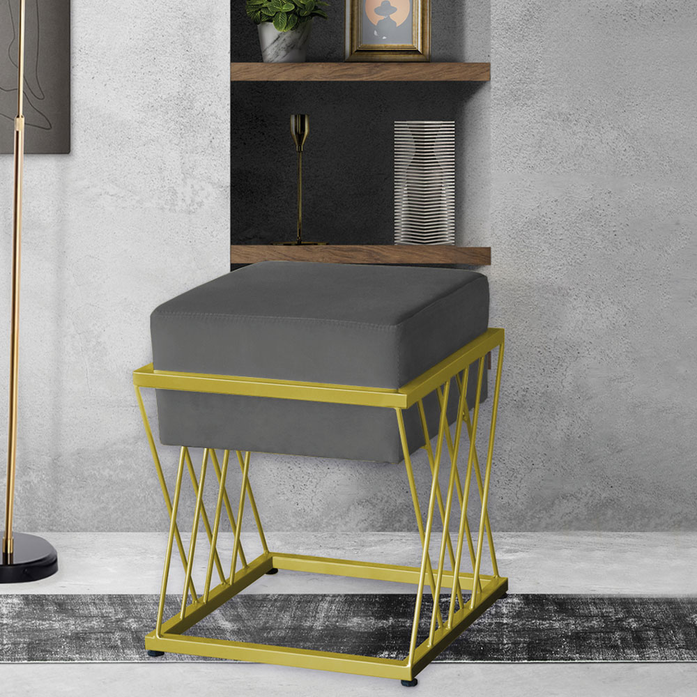 Puff Decorativo Tróia Base Gold Veludo Cinza - Montanaris Decor
