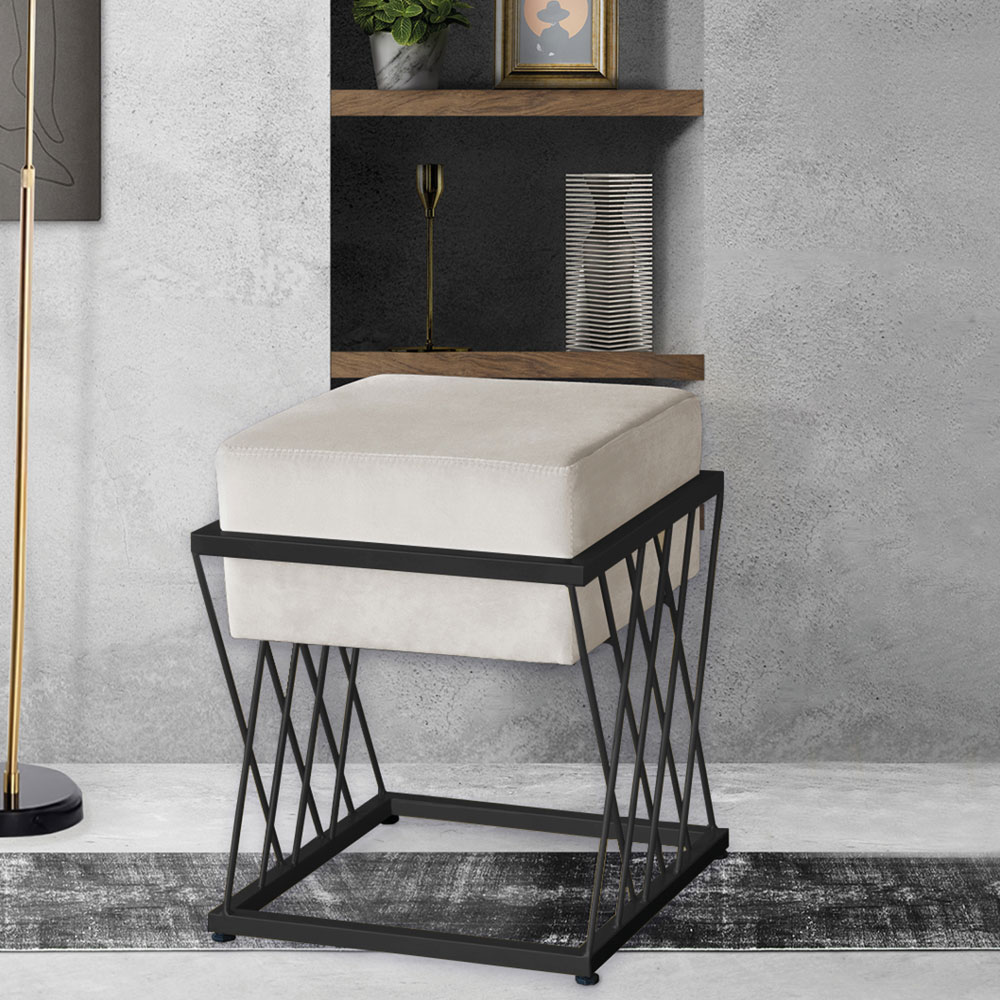 Puff Decorativo Tróia Base Preta Veludo Bege - Montanaris Decor