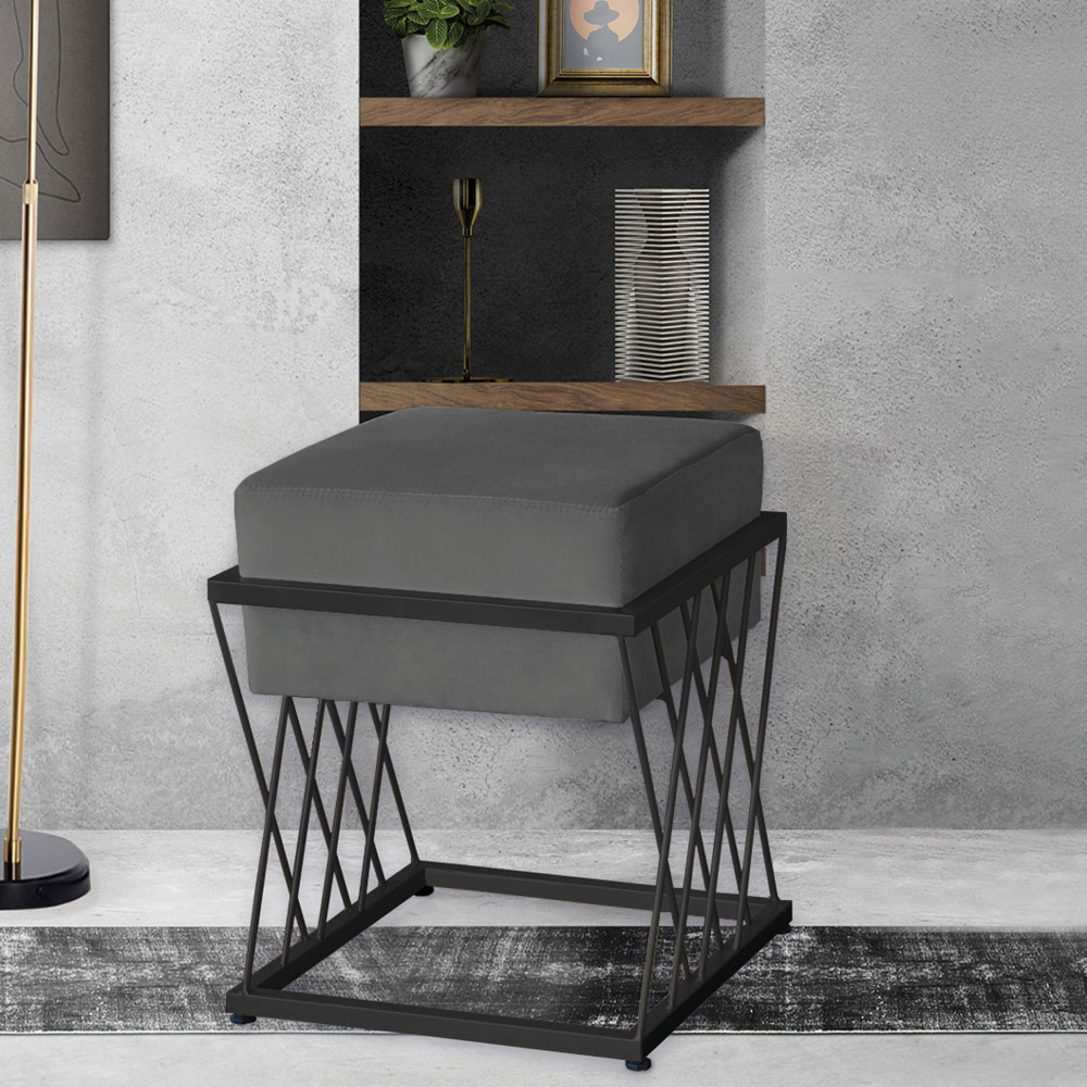 Puff Decorativo Tróia Base Preta Veludo Cinza - Montanaris Decor