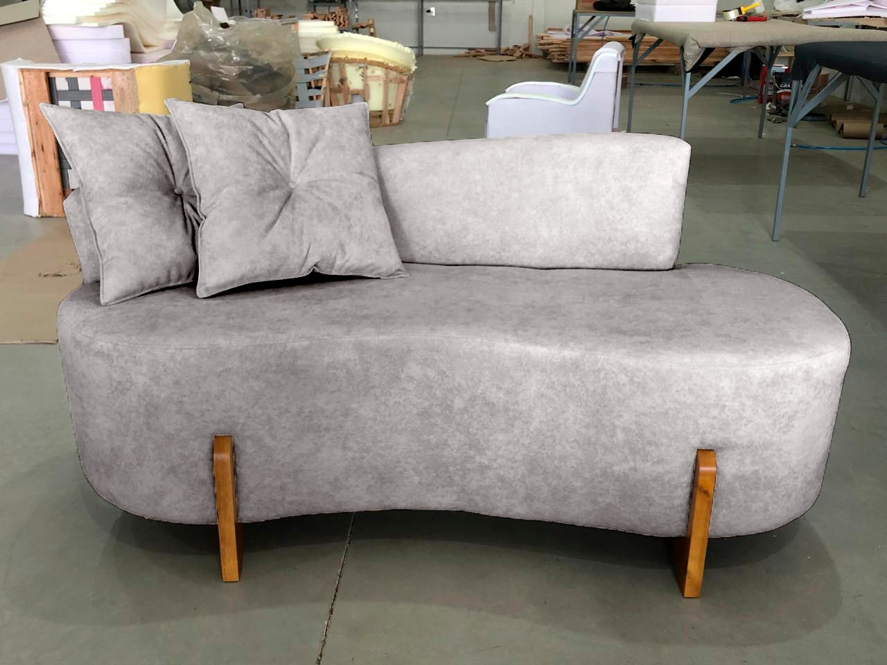 Sofá Orgânico 2 Lugares C/2 Almofadas Curvo Sala Recepção Boucle Cinza - Montanaris Decor