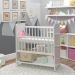 Mini Berço Compacto Portátil Para Bebê com Grade Movel Rodízio Colchão Suporte Para Mosquiteiro e Prateleira Branco 