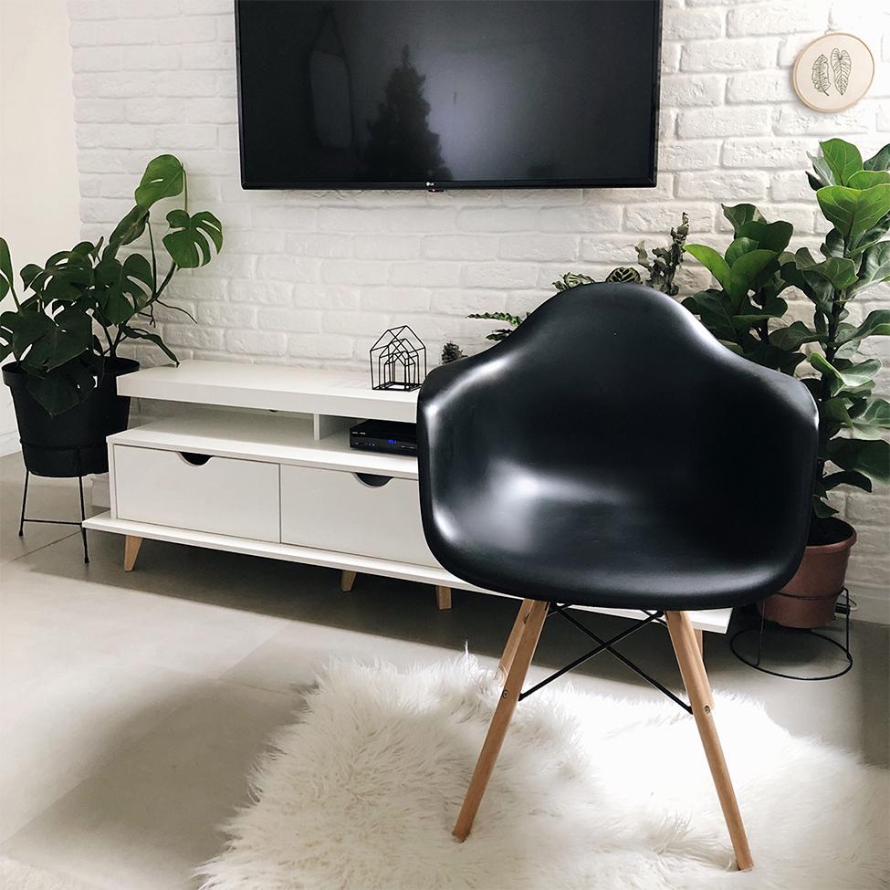 Cadeira de Jantar Charles Eames com Braço I Preta
