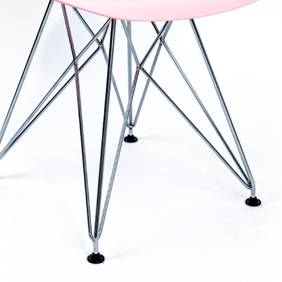 Conjunto com 2 Cadeiras Eames Cromado e Rosa