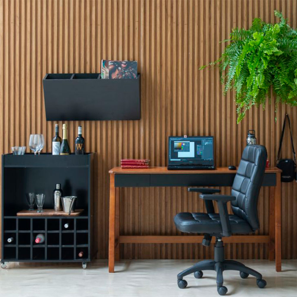Conjunto de Mesa Stanford Carvalho com Cadeira de Escritório Diretor Giratória Fitz com Braços Ajustáveis Preta