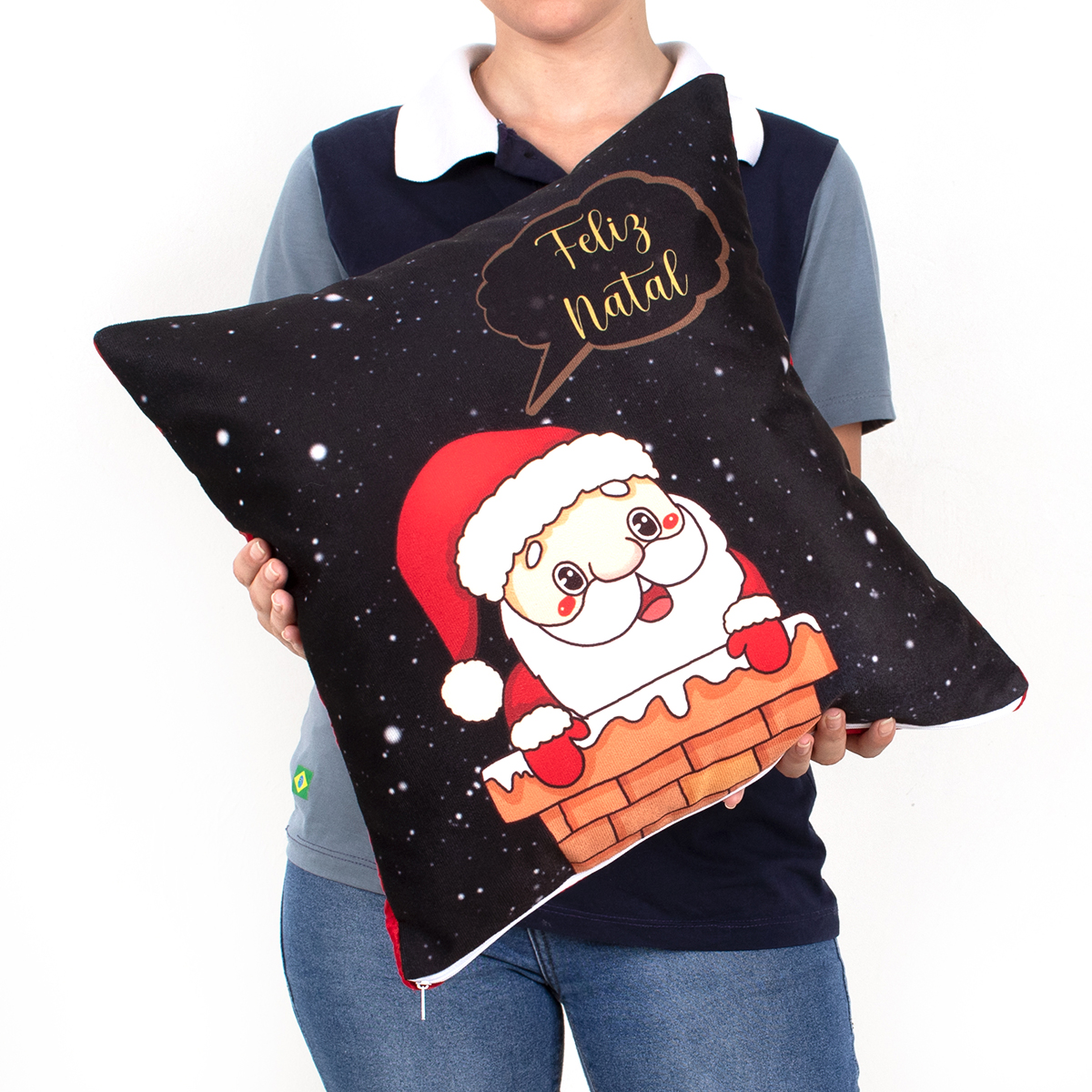 Almofada Natalina de Suede 40cm x 40cm Estampada Papai Noel na Chaminé com Refil de Silicone