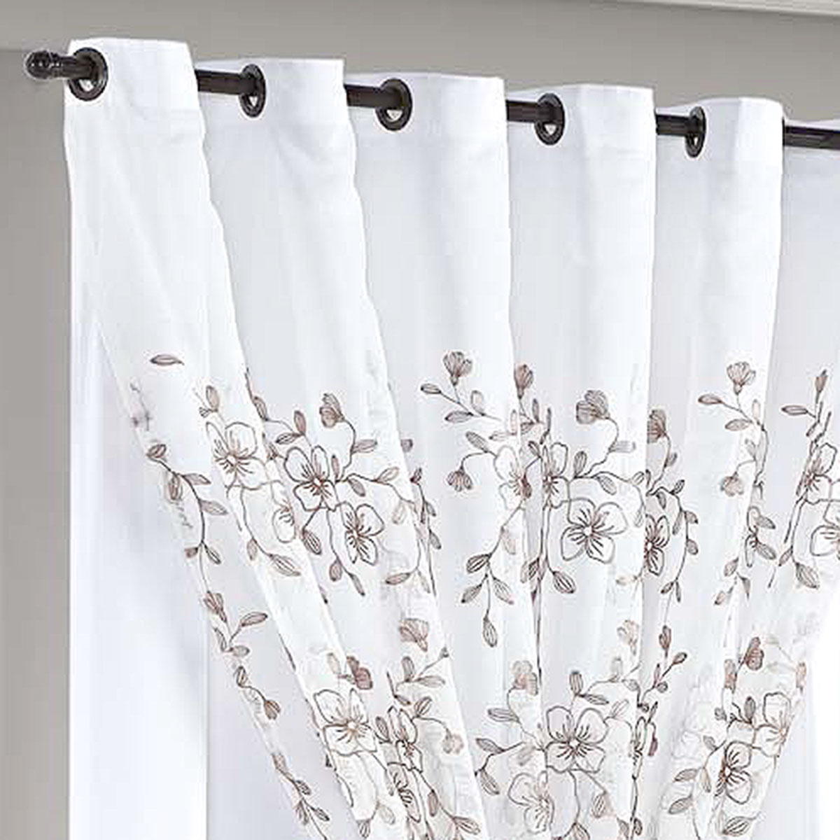 Cortina para Quarto de Voil com Forro 3,00m x 2,50m Loren Bordada com detalhes Avelã ideal para Varão de 2 metros simples
