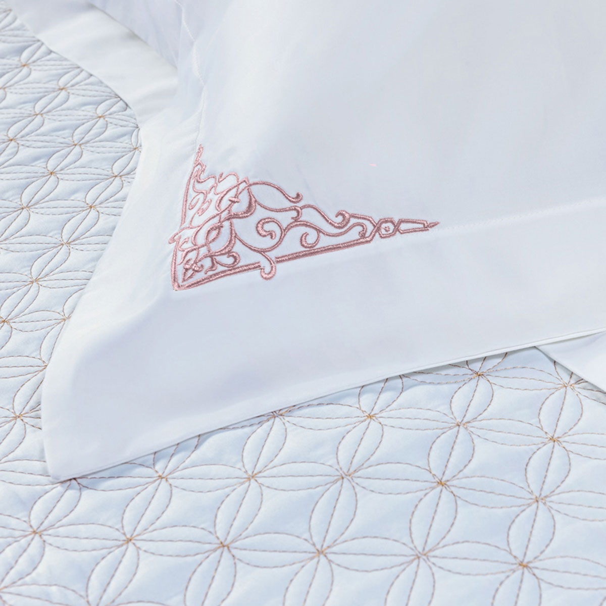 Jogo de Cama Clássico Queen Size Branco / Rosa 400 Fios Egípcio 100% Algodão 4 Peças