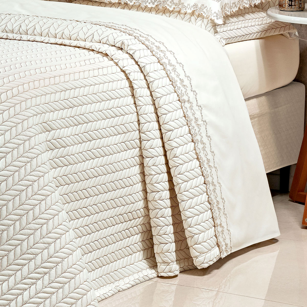 Kit Cobre Leito 200 Fios 100% Algodão Queen Size Palha + Jogo de Cama - 7 Peças 2,60m x 2,40m