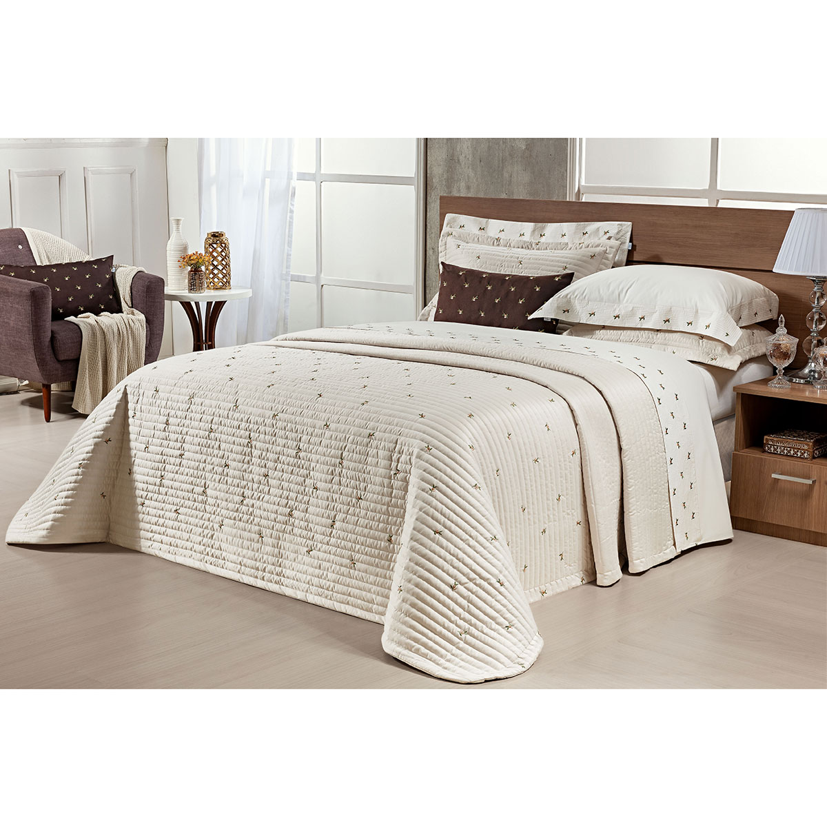 Kit Colcha Bordado Queen Size Bege Micro Percal Peletizado 400 Fios + Jogo de Cama - 7 Peças