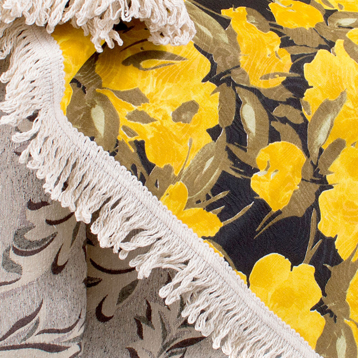 Kit Manta de Sofá Floral Amarela 1,50m x 1,50m + 3 Almofadas Decorativas 45cm x 45cm com refil