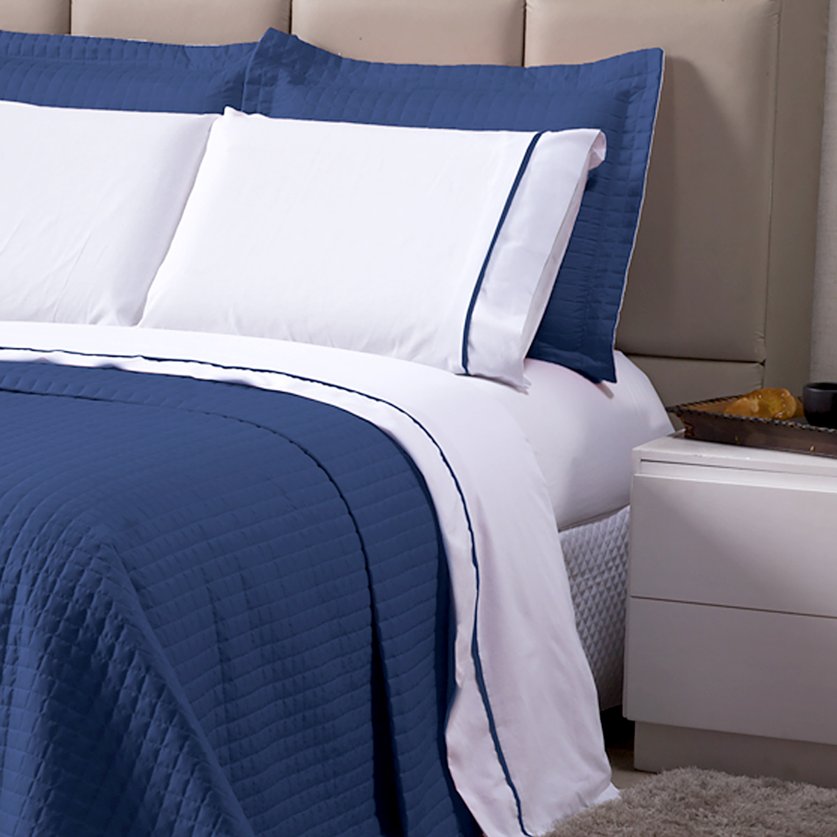 Kit de Jogo de Cama Branco com Detalhes Azul Marinho 100% Algodão Queen Size 4 Peças