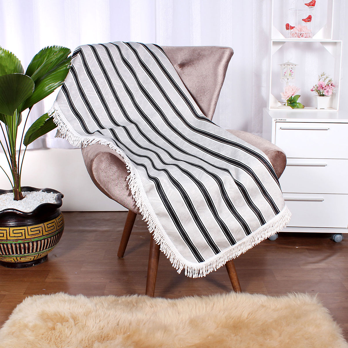 Manta de Sofá Preta Listrada Clássica 1,50m x 1,50m + 3 Almofadas Decorativas 45cm x 45cm com refil