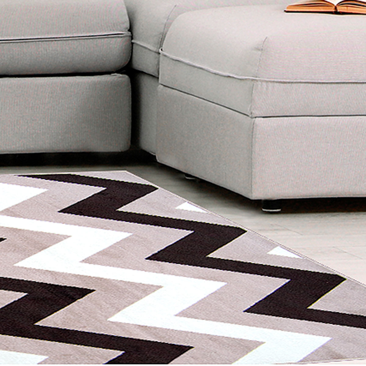 Tapete para Sala Chevron Renaissance Antiderrapante 1,90m x 1,33m ZigZag Taupe Bege