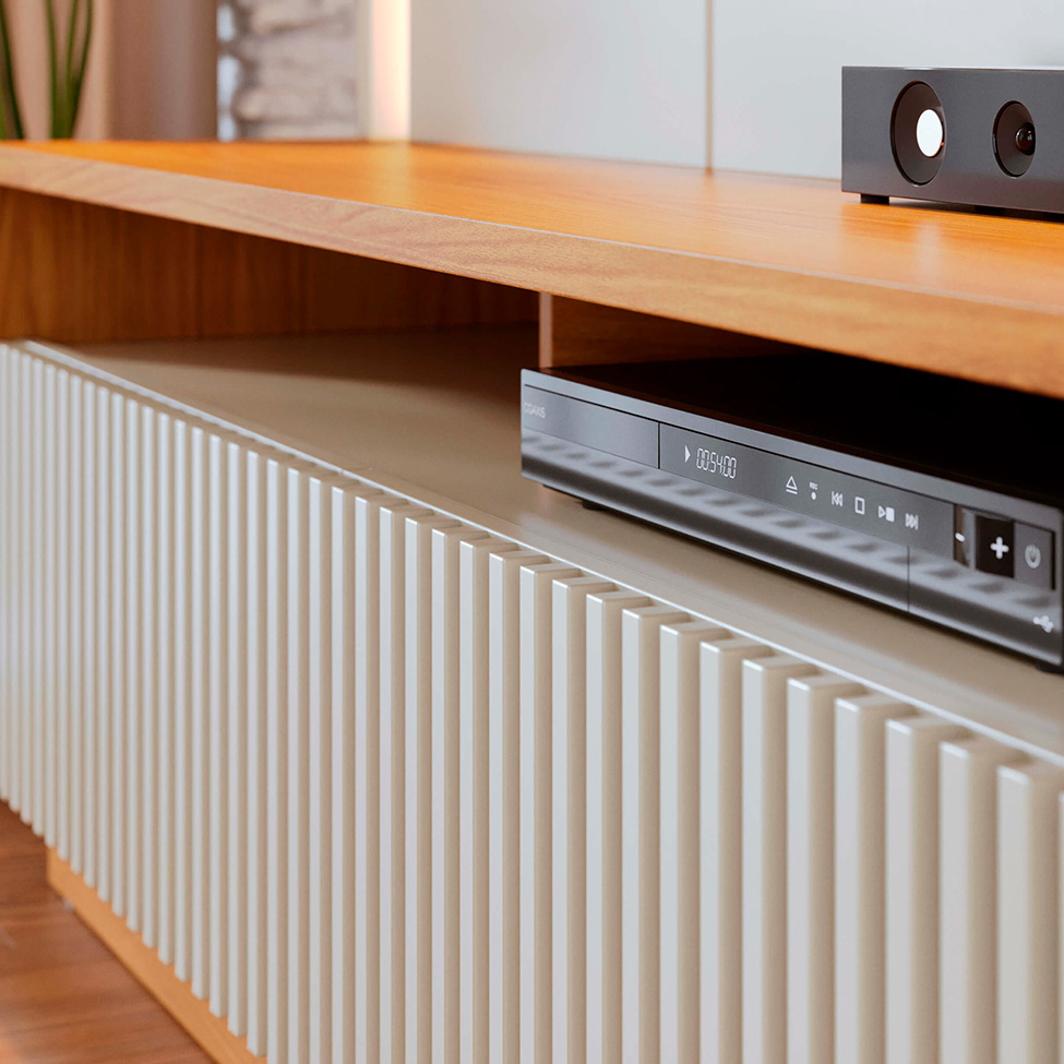 Estante para Home Theater e TV até 75 Polegadas Jordão com LED 2 Portas Off White e Freijó