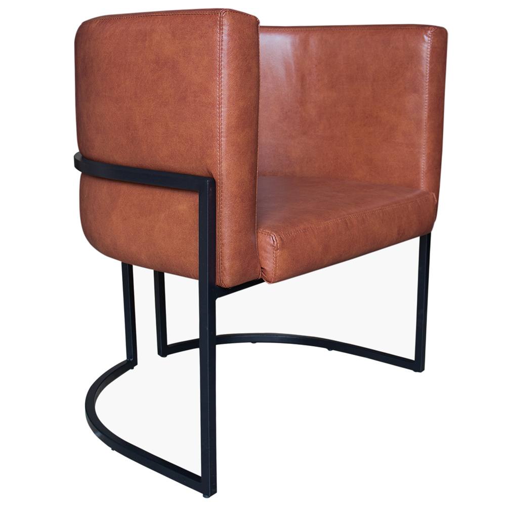 Poltrona Decorativa Sala de Estar Luana Base Preta PU Caramelo - Montanaris Decor