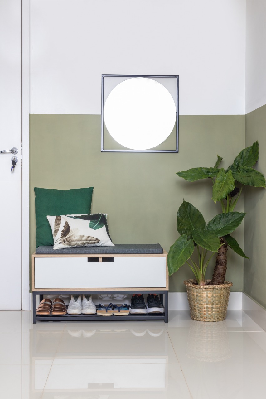 Banco sapateira com porta estilo industrial Comfy Carvalho com branco 84cm