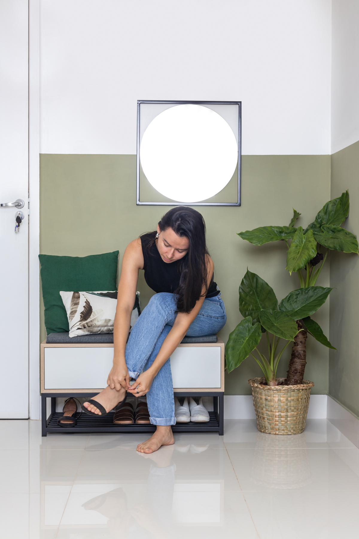Banco sapateira com porta estilo industrial Comfy Carvalho com branco 84cm
