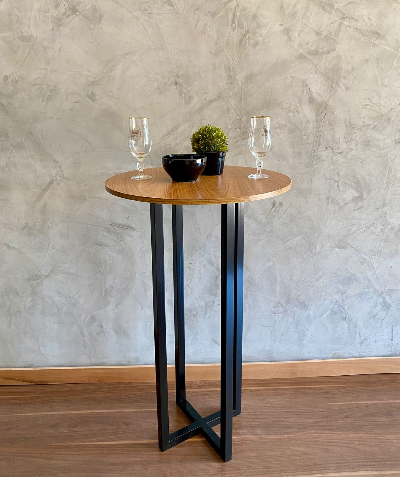 Mesa Bistrô alta redonda gourmet Miró 60cm freijó moderna estilo industrial