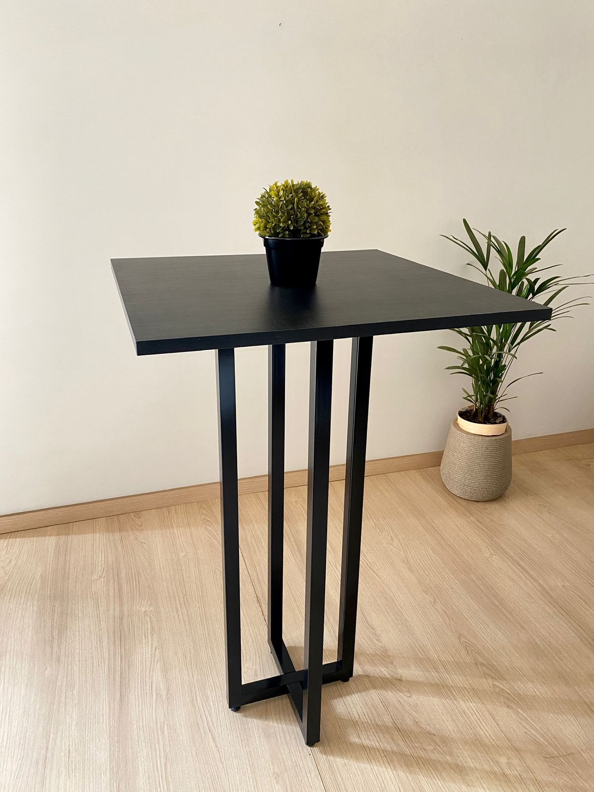 Mesa Bistrô estilo industrial quadrada preta Aura 60x60cm moderna 
