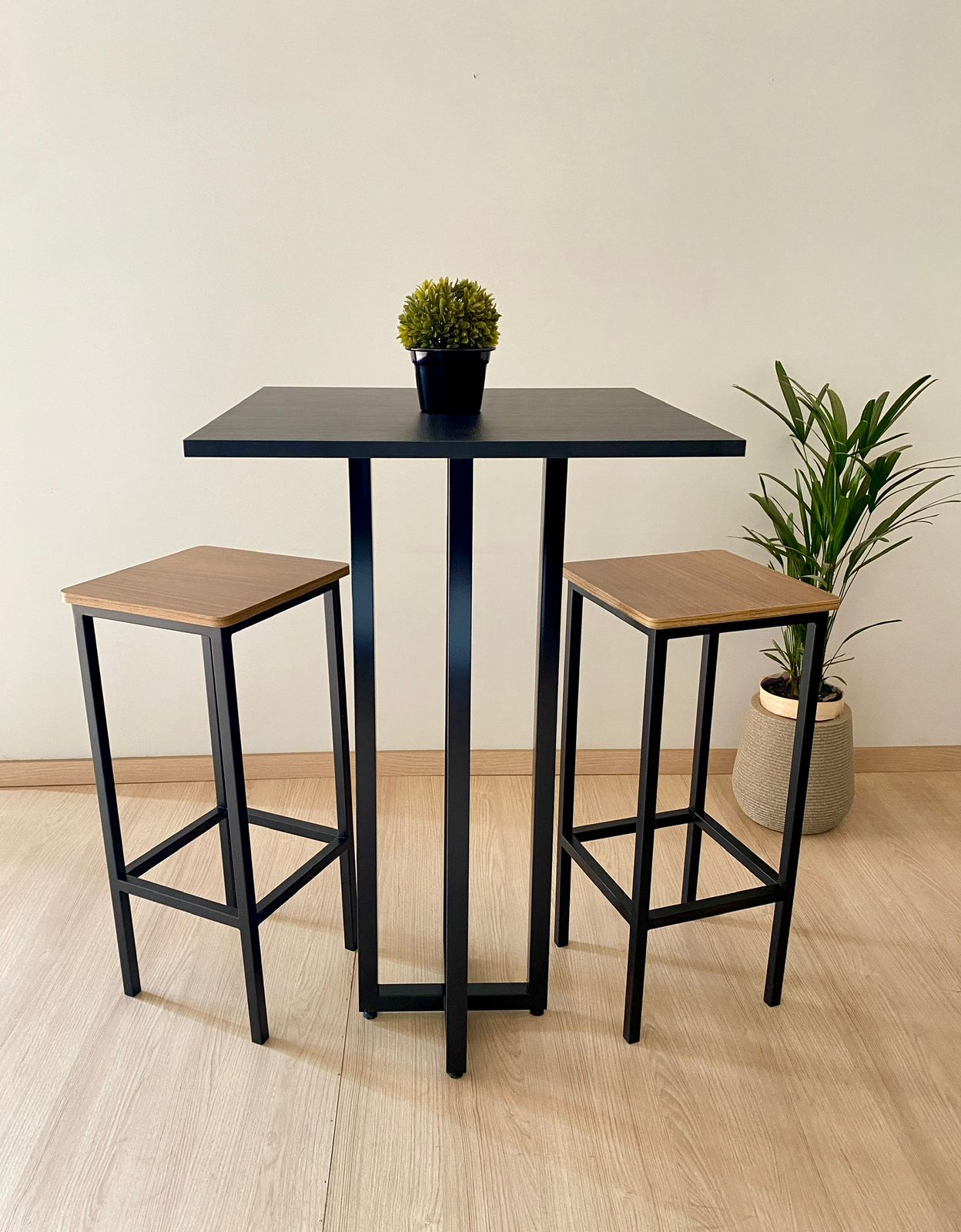 Mesa Bistrô estilo industrial quadrada preta Aura 60x60cm moderna 