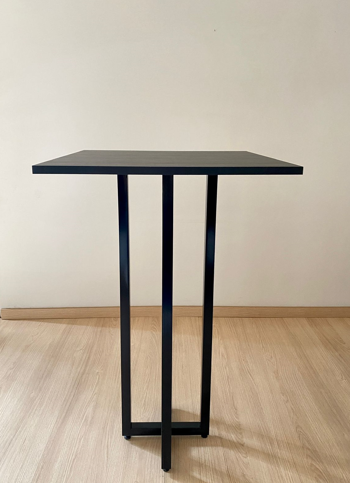Mesa Bistrô estilo industrial quadrada preta Aura 60x60cm moderna 