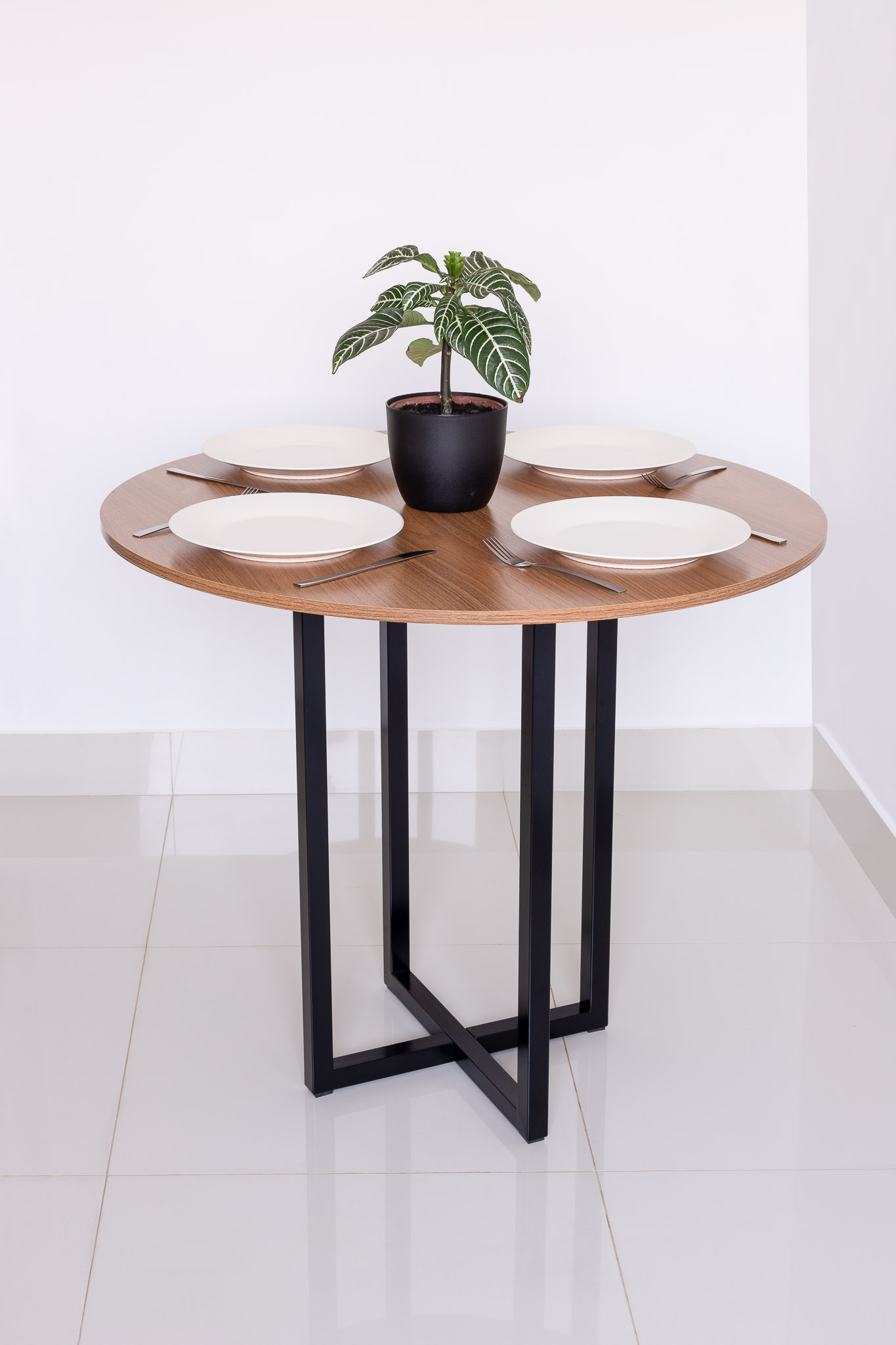 Mesa de Jantar Miró Redonda 90cm Freijó Estilo Industrial para 4 Lugares