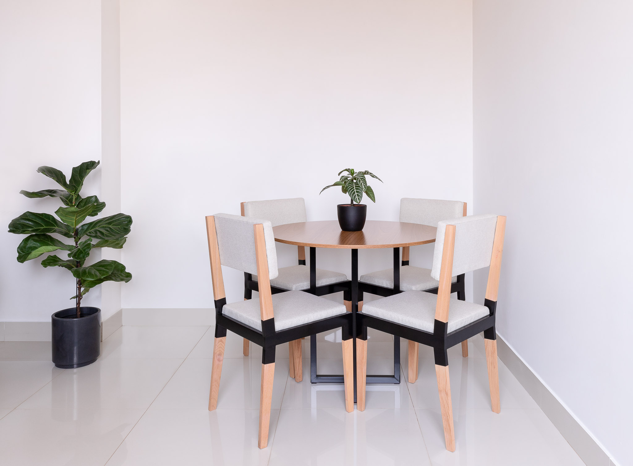 Mesa de Jantar Miró Redonda 90cm Freijó Estilo Industrial para 4 Lugares