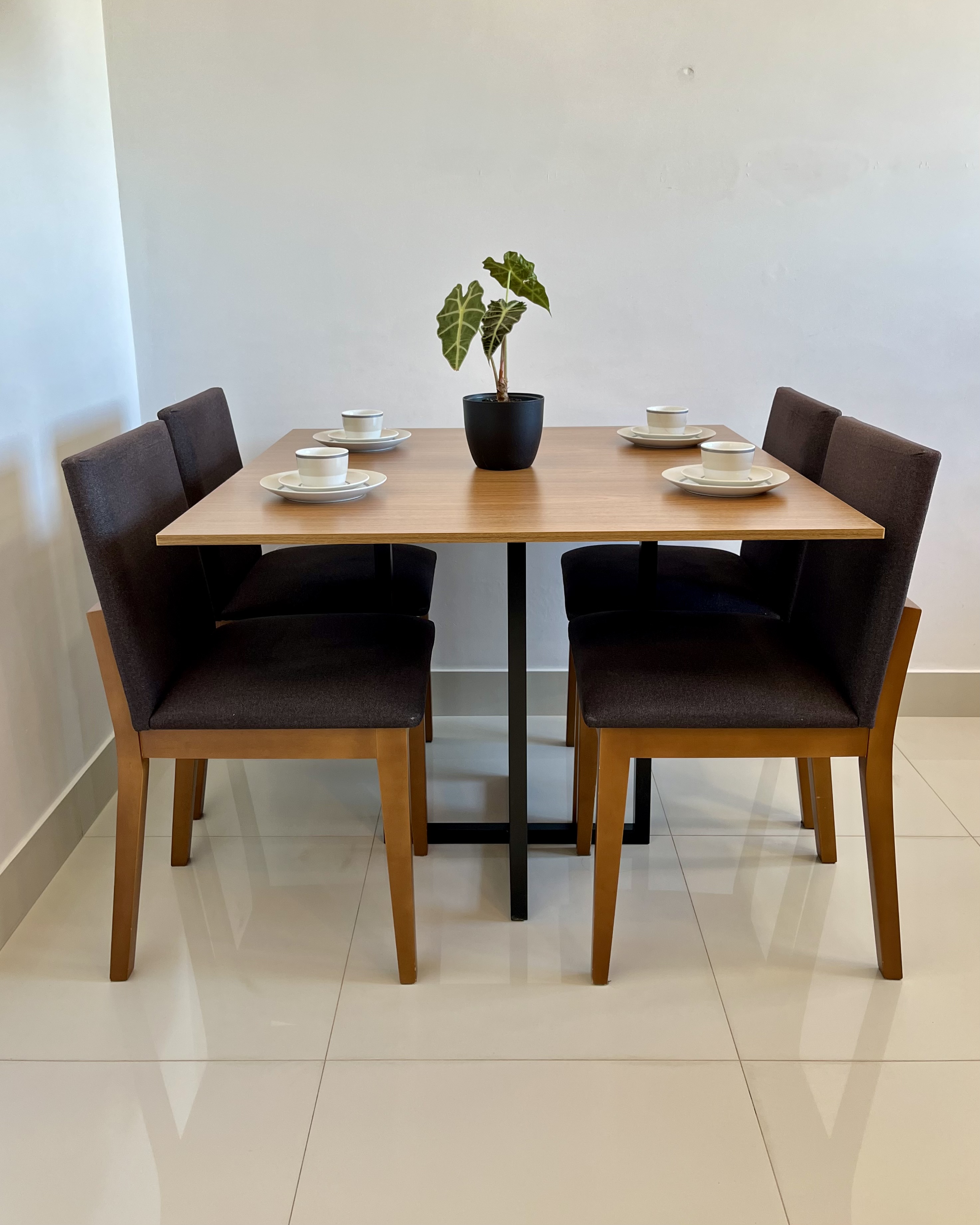 Mesa de jantar quadrada Muma 100x100cm tampo freijó estilo industrial