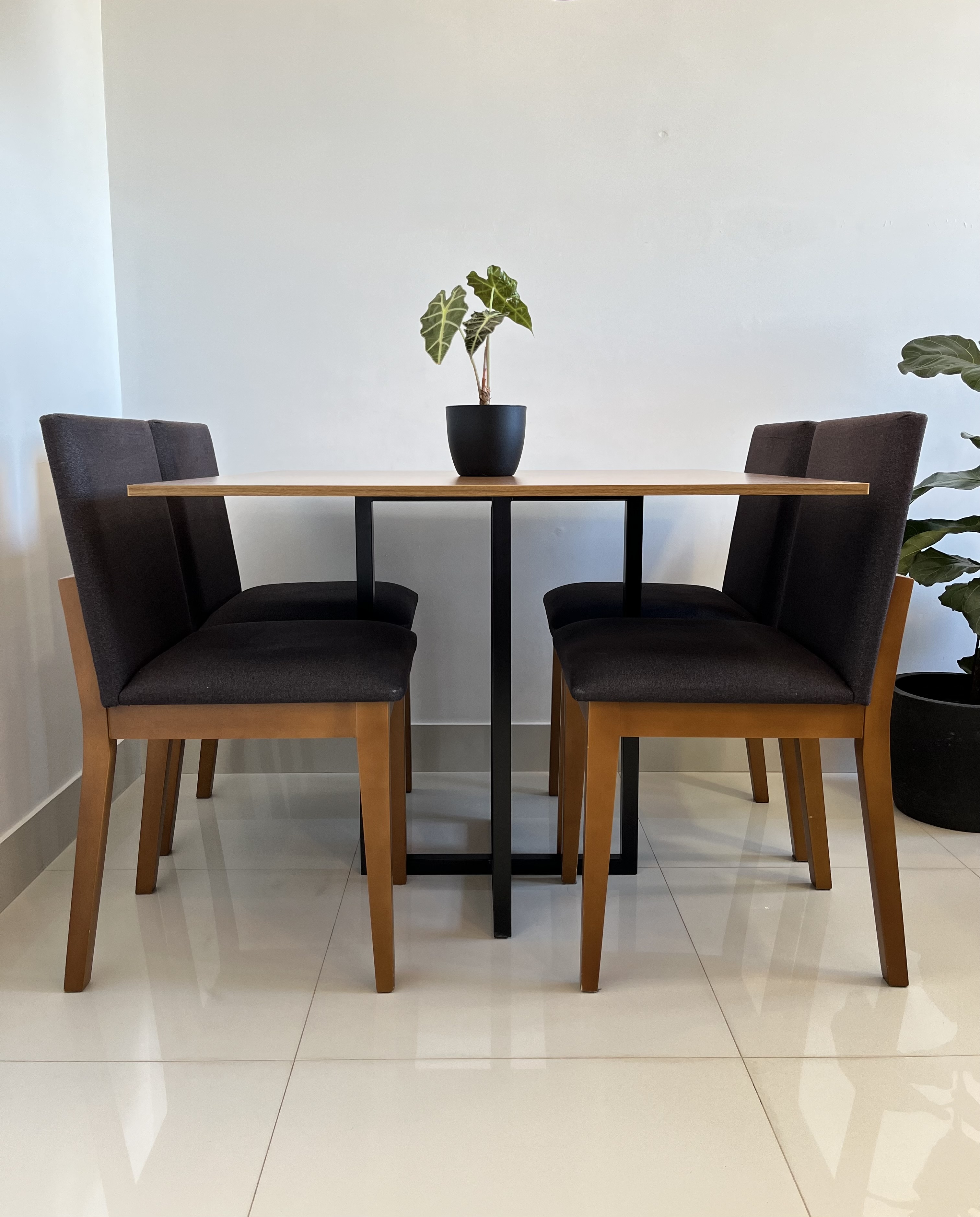 Mesa de jantar quadrada Muma 100x100cm tampo freijó estilo industrial