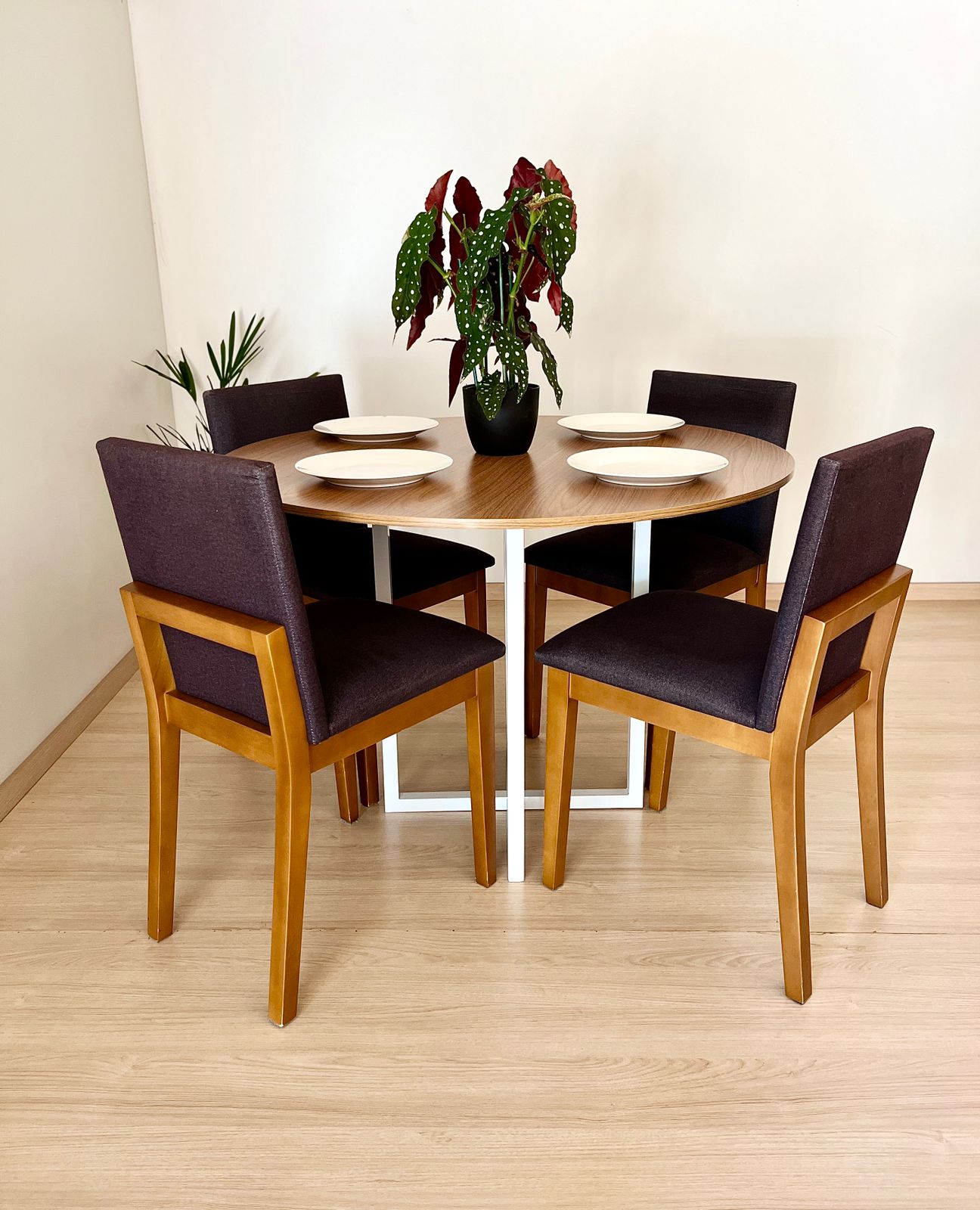 Mesa de jantar redonda Miró 110cm estilo industrial Freijó com Branco 4 lugares