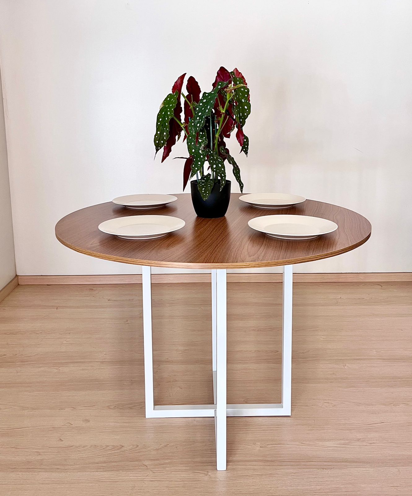 Mesa de jantar redonda Miró 110cm estilo industrial Freijó com Branco 4 lugares