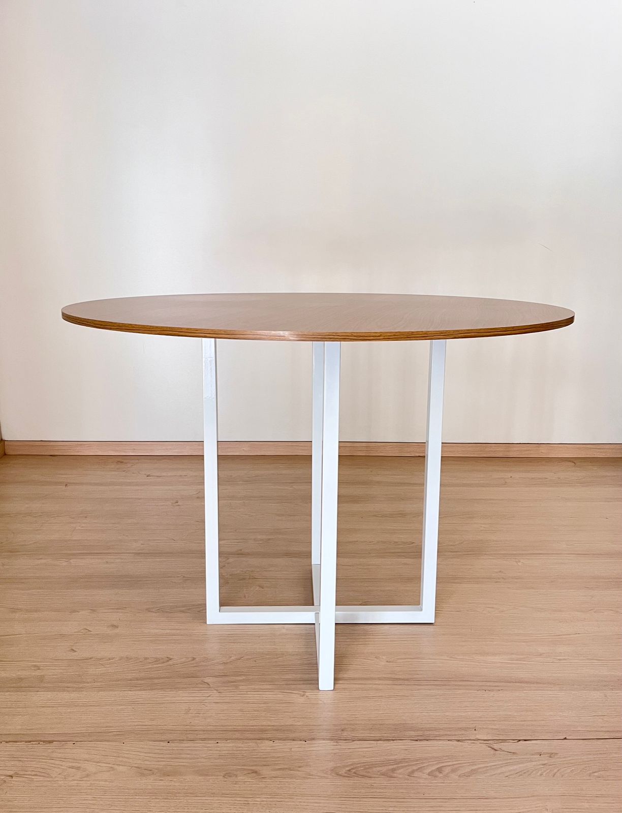 Mesa de jantar redonda Miró 110cm estilo industrial Freijó com Branco 4 lugares