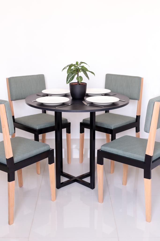 Mesa de jantar redonda Miró Preta 90cm para 4 lugares estilo industrial 