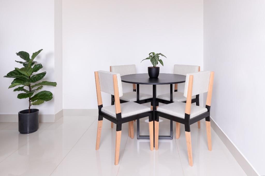 Mesa de jantar redonda Miró Preta 90cm para 4 lugares estilo industrial 