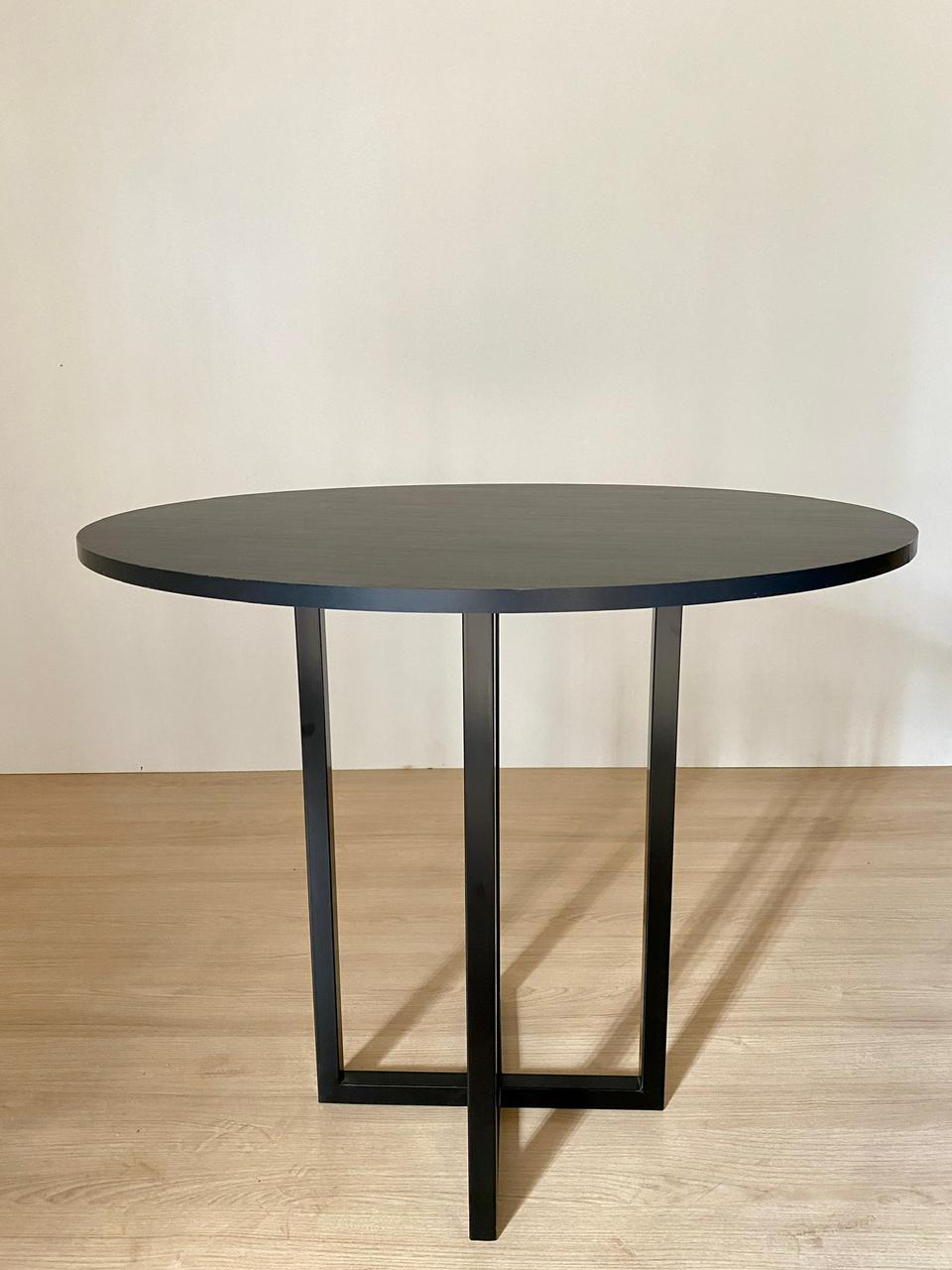 Mesa de jantar redonda Miró Preta 90cm para 4 lugares estilo industrial 