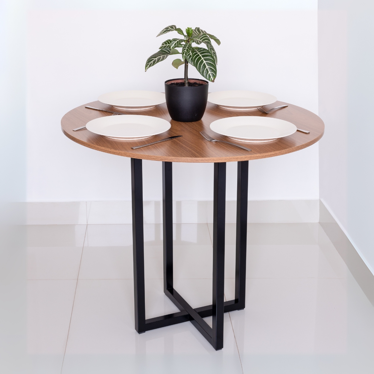 Mesa de jantar redonda Miró com base estilo industrial Miró 100cm Freijó para 4 lugares